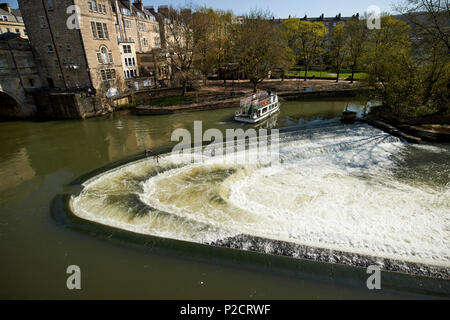 Die pulteney Bridge pulteney Wehr auf den Fluss Avon in das Stadtzentrum von Bath England Großbritannien Stockfoto