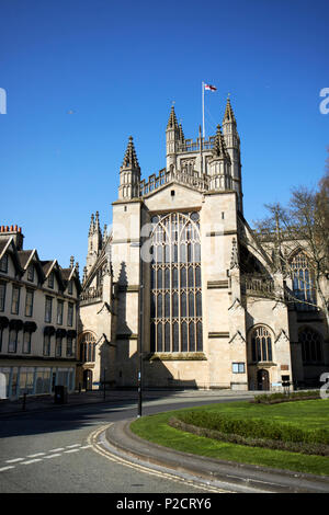 Blick auf große Glasfenster in der östlichen Ende Kirchenschiff von Badewanne Kathedrale Bath Abbey England Großbritannien Stockfoto