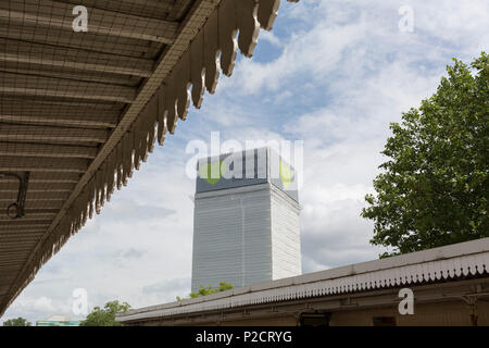 Die Überreste der Grenfell Hochhaus Grenfell, am ersten Jahrestag des Hochhauses Katastrophe, am 14. Juni 2018 in London, England. 72 Menschen starben, als der Turm im Stadtteil Kensington & Chelsea, in welcher der größte Brand seit WW2 aufgerufen wurde getötet wurden. Das 24-stöckige Hochhaus Grenfell von Sozialwohnungen Wohnungen in Kensington, West London, Vereinigtes Königreich. Es verursachte 72 Todesfälle, in der 293 Personen im Gebäude, darunter 2, die Entronnenen und verstarb im Krankenhaus. Mehr als 70 wurden verletzt und traumatisiert. Ein 72-zweite nationale Stille war Mittags statt, auch Stockfoto