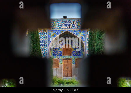 Blick auf den Garten durch das Fenster in das Gebiet von Shah Moschee oder Imam Moschee. Isfahan. Iran Stockfoto