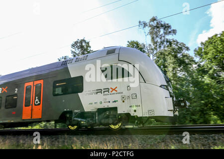 Derzeit entsteht im Werk Krefeld-Uerdingen Siemens die neue Generation von Fahrzeugen für den Nahverkehr in der Rhein-Ruhr-Region. Der Siemens Desiro HC ist eine Kombination aus elektro-triebzug und Doppelstockwagen. - Deisro HC-Triebwagen werden zukuenftig als Doppeleinheit verkehren und und so ueber 800 Fahrgaesten Platz sterben. Stockfoto