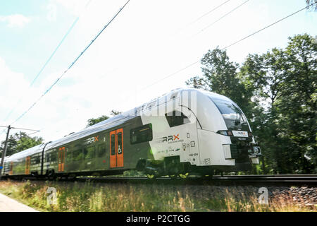 Derzeit entsteht im Werk Krefeld-Uerdingen Siemens die neue Generation von Fahrzeugen für den Nahverkehr in der Rhein-Ruhr-Region. Der Siemens Desiro HC ist eine Kombination aus elektro-triebzug und Doppelstockwagen. - Deisro HC-Triebwagen werden zukuenftig als Doppeleinheit verkehren und und so ueber 800 Fahrgaesten Platz sterben. Stockfoto