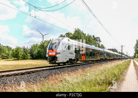 Derzeit entsteht im Werk Krefeld-Uerdingen Siemens die neue Generation von Fahrzeugen für den Nahverkehr in der Rhein-Ruhr-Region. Der Siemens Desiro HC ist eine Kombination aus elektro-triebzug und Doppelstockwagen. - Deisro HC-Triebwagen werden zukuenftig als Doppeleinheit verkehren und und so ueber 800 Fahrgaesten Platz sterben. Stockfoto