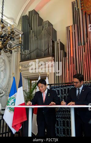 Frankreich, Paris, Reims, Arnaud Robinet und Takashi Kawamura, Bürgermeister von Reims und Nagoya, die Unterzeichnung der Städtepartnerschaft zwischen den beiden Städten Stockfoto