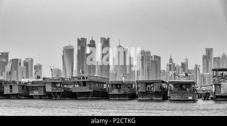 Die traditionellen Boote aus Holz oder dauen und die Wolkenkratzer des Golf in Doha Corniche gesehen werden, Stockfoto