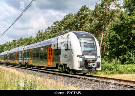 Derzeit entsteht im Werk Krefeld-Uerdingen Siemens die neue Generation von Fahrzeugen für den Nahverkehr in der Rhein-Ruhr-Region. Der Siemens Desiro HC ist eine Kombination aus elektro-triebzug und Doppelstockwagen. - Deisro HC-Triebwagen werden zukuenftig als Doppeleinheit verkehren und und so ueber 800 Fahrgaesten Platz sterben. Stockfoto