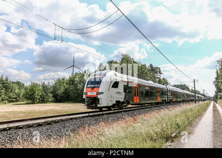 Derzeit entsteht im Werk Krefeld-Uerdingen Siemens die neue Generation von Fahrzeugen für den Nahverkehr in der Rhein-Ruhr-Region. Der Siemens Desiro HC ist eine Kombination aus elektro-triebzug und Doppelstockwagen. - Deisro HC-Triebwagen werden zukuenftig als Doppeleinheit verkehren und und so ueber 800 Fahrgaesten Platz sterben. Stockfoto