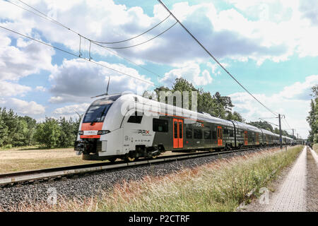 Derzeit entsteht im Werk Krefeld-Uerdingen Siemens die neue Generation von Fahrzeugen für den Nahverkehr in der Rhein-Ruhr-Region. Der Siemens Desiro HC ist eine Kombination aus elektro-triebzug und Doppelstockwagen. - Deisro HC-Triebwagen werden zukuenftig als Doppeleinheit verkehren und und so ueber 800 Fahrgaesten Platz sterben. Stockfoto