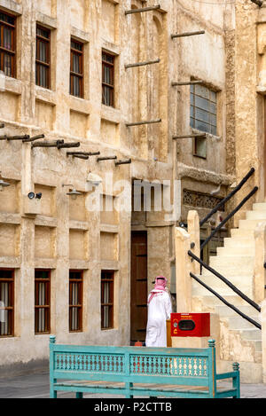 Souq Waqif ist ein Souq in Doha in Qatar. Der Souk ist für den Verkauf der traditionellen Bekleidung, Gewürze, Kunsthandwerk und Souvenirs. Es ist als Stockfoto