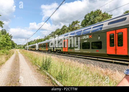 Derzeit entsteht im Werk Krefeld-Uerdingen Siemens die neue Generation von Fahrzeugen für den Nahverkehr in der Rhein-Ruhr-Region. Der Siemens Desiro HC ist eine Kombination aus elektro-triebzug und Doppelstockwagen. - Deisro HC-Triebwagen werden zukuenftig als Doppeleinheit verkehren und und so ueber 800 Fahrgaesten Platz sterben. Stockfoto