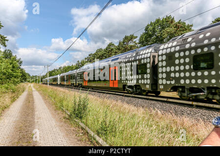 Derzeit entsteht im Werk Krefeld-Uerdingen Siemens die neue Generation von Fahrzeugen für den Nahverkehr in der Rhein-Ruhr-Region. Der Siemens Desiro HC ist eine Kombination aus elektro-triebzug und Doppelstockwagen. - Deisro HC-Triebwagen werden zukuenftig als Doppeleinheit verkehren und und so ueber 800 Fahrgaesten Platz sterben. Stockfoto