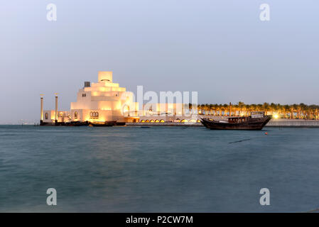 Das Museum für Islamische Kunst ist auf einer Insel vor einem künstlichen vorspringenden Halbinsel in der Nähe der traditionellen Dhow (Holz Qatari Boot) Hafen gebaut. Stockfoto