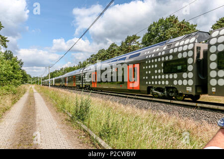 Derzeit entsteht im Werk Krefeld-Uerdingen Siemens die neue Generation von Fahrzeugen für den Nahverkehr in der Rhein-Ruhr-Region. Der Siemens Desiro HC ist eine Kombination aus elektro-triebzug und Doppelstockwagen. - Deisro HC-Triebwagen werden zukuenftig als Doppeleinheit verkehren und und so ueber 800 Fahrgaesten Platz sterben. Stockfoto