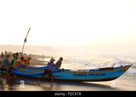 Indonesien, Java, Central Java, Yogyakarta, Abreise von Fischern auf Depok Strand Stockfoto