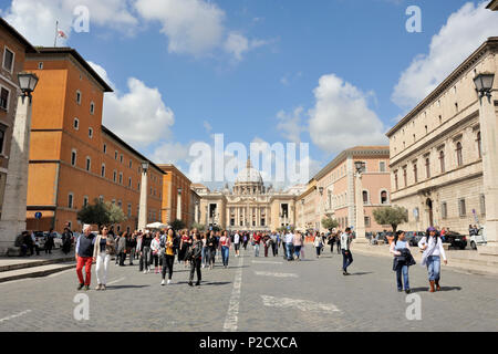 Italien, Rom, Via della Conciliazione, links Palazzo dei Penitenzieri, rechts Palazzo Torlonia und Palazzo dei Convertendi, Petersdom Stockfoto