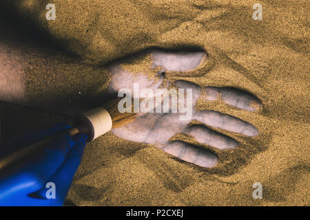 Forensische Experten entdecken Leiche in der Wüste Sand begraben. Konzeptionelle Bild für die polizeiliche Untersuchung eines kalten Fall Mord Tatort. Stockfoto