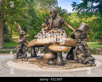 Die Alice im Wunderland Skulptur in Centrral Park, Manhattan, New York City Stockfoto