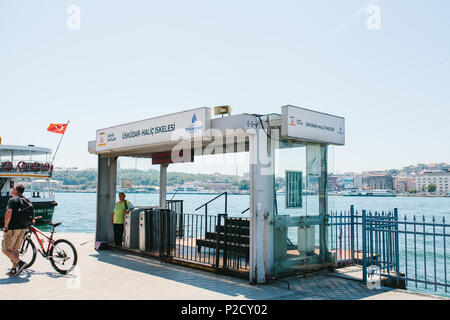 Istanbul, 17. Juni 2017: Lokale Steg oder mit der Fähre oder dem Hafen am Bosporus für den Transport der Bewohner der Stadt durch Wasser Stockfoto