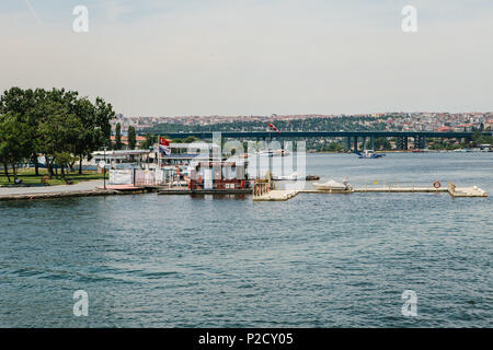 Istanbul, 17. Juni 2017: Lokale Steg oder mit der Fähre oder dem Hafen am Bosporus für den Transport der Bewohner der Stadt durch Wasser Stockfoto