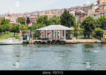 Istanbul, 17. Juni 2017: Lokale Steg oder mit der Fähre oder dem Hafen am Bosporus für den Transport der Bewohner der Stadt durch Wasser Stockfoto