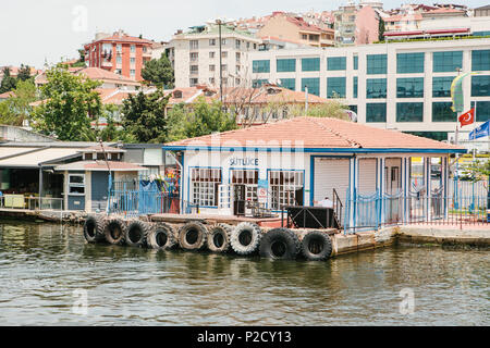 Istanbul, 17. Juni 2017: Lokale Steg oder mit der Fähre oder dem Hafen am Bosporus für den Transport der Bewohner der Stadt durch Wasser Stockfoto