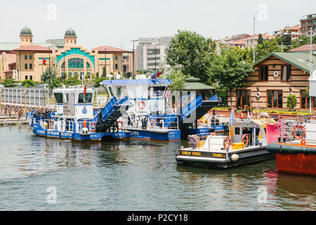 Istanbul, 17. Juni 2017: Lokale Steg oder mit der Fähre oder dem Hafen am Bosporus für den Transport der Bewohner der Stadt durch Wasser Stockfoto