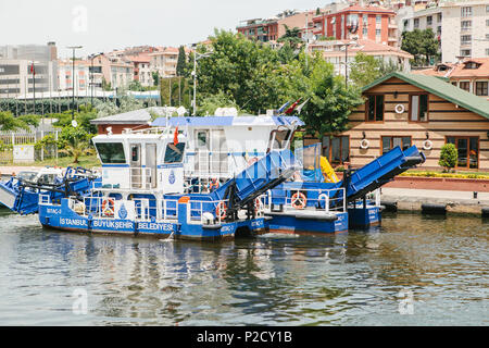 Istanbul, 17. Juni 2017: Lokale Steg oder mit der Fähre oder dem Hafen am Bosporus für den Transport der Bewohner der Stadt durch Wasser Stockfoto