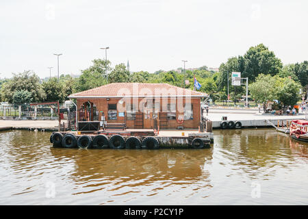 Istanbul, 17. Juni 2017: Lokale Steg oder mit der Fähre oder dem Hafen am Bosporus für den Transport der Bewohner der Stadt durch Wasser Stockfoto