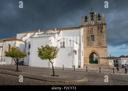 Faro, Portugal - 01 Mai, 2018: die architektonischen Details von Faro Kathedrale an einem Frühlingstag Stockfoto