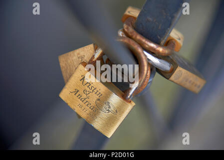 Nahaufnahme des hängenden Lovelocks sicher auf einer Brücke in Sauerland, Deutschland Stockfoto