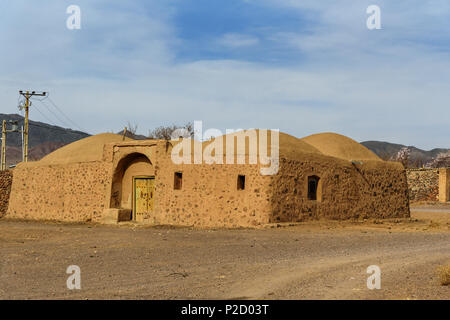 Alte Häuser mit Kuppeldach. Traditionelle iranische Adobe Village in Isfahan Provinz. Iran Stockfoto