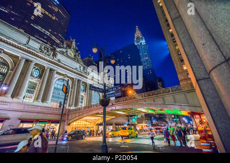 Spektakuläre Aussicht auf die Grand Central Terminal und dem Chrysler Building bei Nacht, in Manhattan, New York City Stockfoto