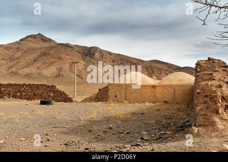 Alte Häuser mit Kuppeldach. Traditionelle iranische Adobe Village in Isfahan Provinz. Iran Stockfoto