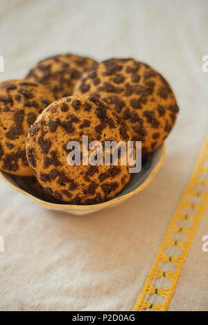 Haferflocken Cookies bestreut mit Schokolade Stücke in eine Schüssel geben. Stockfoto