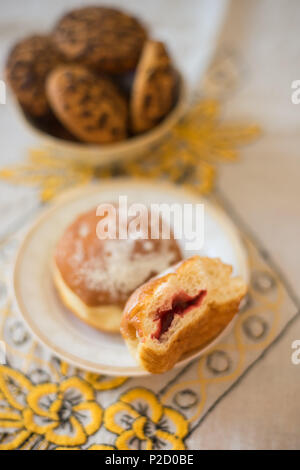 Donuts und Haferflocken Cookies auf dem Tisch Stockfoto