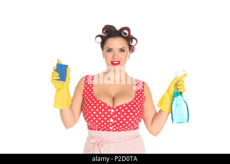 Happy plus größe Frau in Gummihandschuhe mit Reinigungsmittel isoliert auf weißem Stockfoto