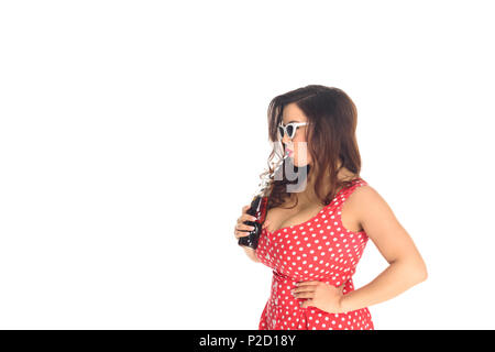 Seitenansicht des stilvollen Plus size Frau in vintage Sonnenbrille trinken Soda isoliert auf weißem Stockfoto