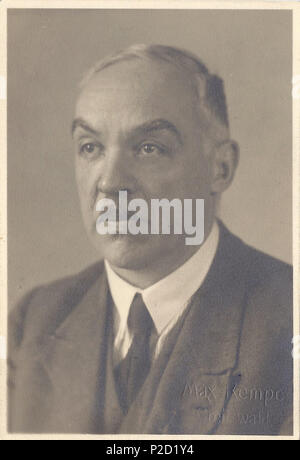 . English: Passfoto von Serge von Bubnoff, fotografiert von Max Kempe in Greifswald. Englisch: Bild von Serge von Bubnoff von seinem Reisepass. Von Max Kempe in Greifswald übernommen. ca. 1940 - 1945. Max Kempe (Fotograf) 51 Serge von Bubnoff (Passfoto) Stockfoto