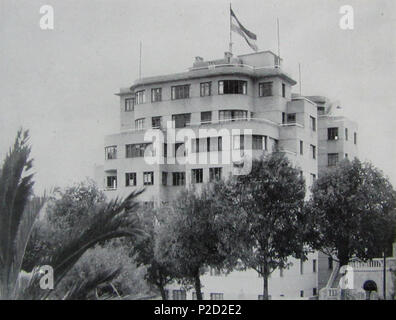 . Español: Edificio del Ministerio de Defensa, sobre la Plaza Avaroa, La Paz, Bolivien, 1948. Englisch: Gebäude des Ministeriums für Verteidigung, auf abaroa Square, La Paz, Bolivien, 1948. 1948. Comité pro cuarto Centenario de la Fundación de La Paz, 1948 Se acabó de Seite drucken este Segundo tomo DE LA PAZ EN SU IV Centenario de la IMPRENTA LÓPEZ, PERÚ 666, BUENOS AÍRES, EL DÍA 2 DE SEPTIEMBRE DE 1948. DIRIGIERON LA PARTE ARTÍSTICA Y GRAFICA ATTILIO ROSSI Y SILVIO E. BALDESSARI. COLABORARON EN LA PARTE GRÁFICA JUAN BAUTISTA LOPEZ, Eduardo A. GIANNINI, AGUSTÍN MEDINA, MANUEL LOPEZ Y ANTONIO GUIRIANI. LOS GRA Stockfoto