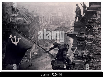 Russische FLAGGE BERLIN 1945 REICHSTAG iconic Welt Krieg 2 Deutschland. Russischer Soldat, sowjetische Hammer und Sichel Flagge über dem nationalsozialistischen Reichstag Kanzleramt, ein historisches Foto aus dem Zweiten Weltkrieg, während der Schlacht um Berlin vom 2. Mai 1945. Es zeigt Meliton Kantaria und Michail Jegorow Anheben der Sowjetischen Flagge über dem ehemaligen NS-Deutschland Sitz der Macht, den Berliner Reichstag Berlin Deutschland. Archiv Bild digital restauriert und in seiner ursprünglichen Wirkung und Qualität Potential verarbeitet. Stockfoto