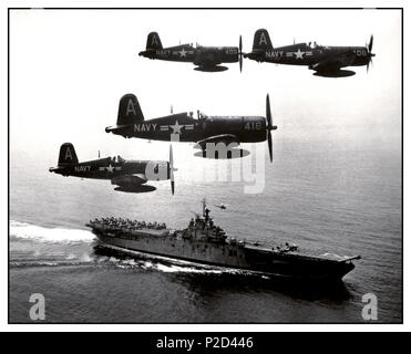 1951 Krieg Nordkorea F4U's (korsaren) Rückkehr von einem Kampfeinsatz über Nordkorea Kreis der USS Boxer, wie Sie warten für Flugzeuge in den nächsten Streik von ihrem Flight Deck ausgestoßen zu werden - ein Hubschrauber schwebt über dem Schiff. September 4, 1951. Stockfoto