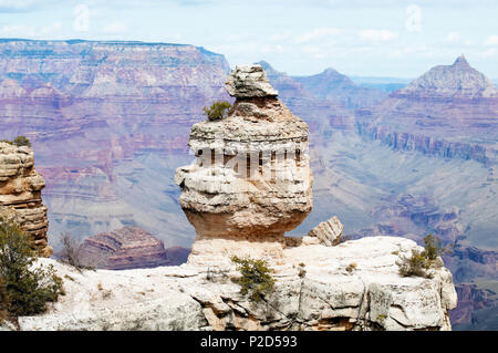 Ein isolierter Rock outcropping in einem großen Canyon in Arizona. Stockfoto