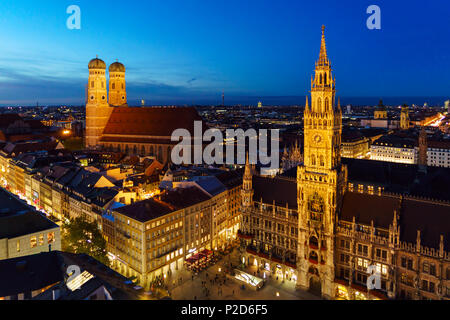 Antenne Nacht Blick auf New Town Hall (Neues Rathaus) am Marienplatz in München, Bayern, Deutschland Stockfoto