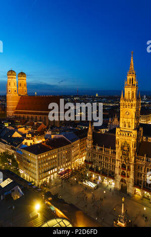 Antenne Nacht Blick auf New Town Hall (Neues Rathaus) am Marienplatz in München, Bayern, Deutschland Stockfoto