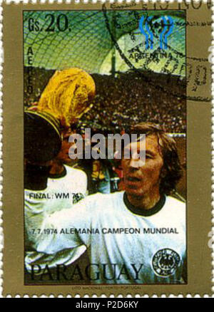 . Jürgen Grabowski mit der FIFA WM-Pokal nach dem Gewinn der Weltmeisterschaft 1974. Paraguayischen Briefmarke.at 2008/08/10 hochgeladen. von Eintracht 4 hochgeladen je 23 Grabowski Stempel Stockfoto