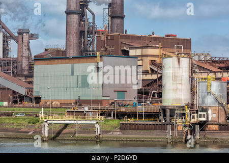 Stahl Werk im Hafen IJmuiden, Niederlande Stockfoto