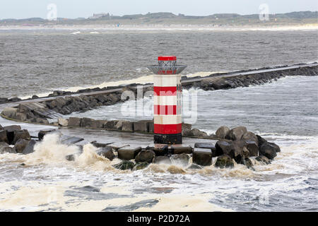 Niederländische pier IJmuiden mit Leuchtturm und stürmische Meer Stockfoto