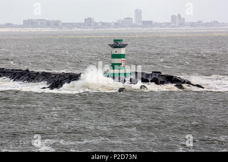 Niederländische pier IJmuiden mit Leuchtturm und stürmische Meer Stockfoto