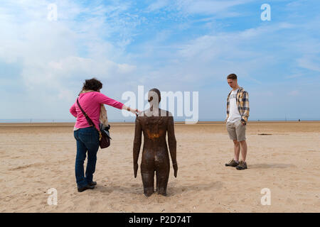 Ein Ort, an dem Kunst Installation von Anthony gormley am Crosby Beach in der Nähe von Liverpool in England, Großbritannien, Großbritannien. Stockfoto