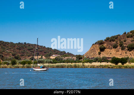 Bootsfahrt auf dem Grenzfluss Guadiana, Algarve, Portugal Stockfoto